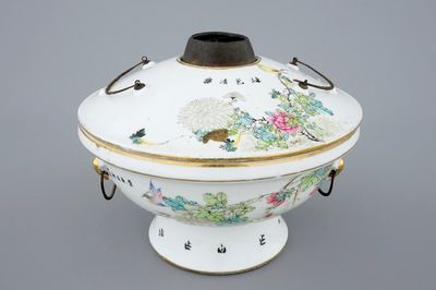 Een fijne Chinese famille rose warmkom met deksel, 19/20e