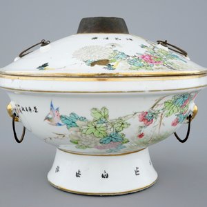 Een fijne Chinese famille rose warmkom met deksel, 19/20e — foto 2