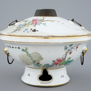 Een fijne Chinese famille rose warmkom met deksel, 19/20e — foto 4