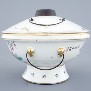Een fijne Chinese famille rose warmkom met deksel, 19/20e — foto 5