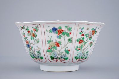 Een fijne Chinese famille verte kom met floraal decor, Kangxi