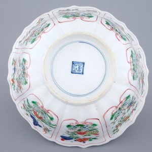 Een fijne Chinese famille verte kom met floraal decor, Kangxi — foto 6