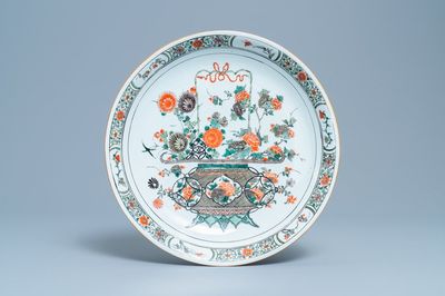 Een fijne Chinese famille verte schotel met een bloemenmand, Kangxi
