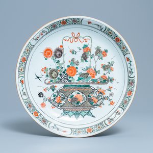 Een fijne Chinese famille verte schotel met een bloemenmand, Kangxi — foto 1