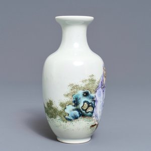 Een fijne Chinese fencai vaas met figuren in een landschap, Qianlong merk, Republiek, 20e eeuw — foto 2