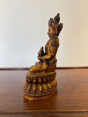 Een fijne Chinese gelakte en vergulde bronzen sculptuur van Boeddha Amitayus, Yongle 大明永樂年施 merk en periode — foto 4