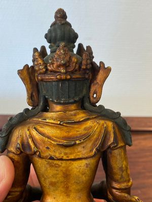 Een fijne Chinese gelakte en vergulde bronzen sculptuur van Boeddha Amitayus, Yongle 大明永樂年施 merk en periode — foto 10