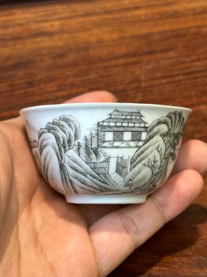 Een fijne Chinese grisaille en vergulde kop met berglandschapsdecor, Yongzheng — foto 1