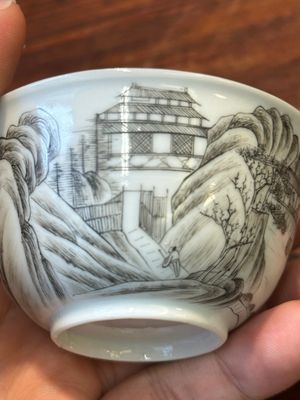 Een fijne Chinese grisaille en vergulde kop met berglandschapsdecor, Yongzheng — foto 14
