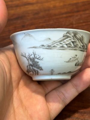 Een fijne Chinese grisaille en vergulde kop met berglandschapsdecor, Yongzheng — foto 3