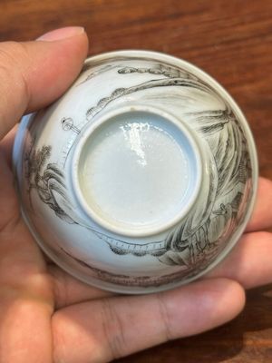 Een fijne Chinese grisaille en vergulde kop met berglandschapsdecor, Yongzheng — foto 7
