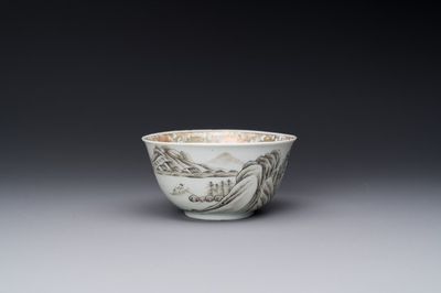 Een fijne Chinese grisaille en vergulde kop met berglandschapsdecor, Yongzheng