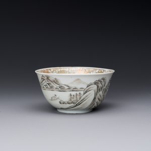 Een fijne Chinese grisaille en vergulde kop met berglandschapsdecor, Yongzheng — foto 1