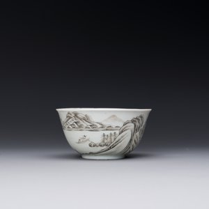 Een fijne Chinese grisaille en vergulde kop met berglandschapsdecor, Yongzheng — foto 2