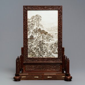 Een fijne Chinese grisaille 'winterlandschap' plaquette in houten tafelscherm, Republiek, 20e eeuw — foto 1
