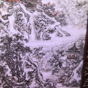Een fijne Chinese grisaille 'winterlandschap' plaquette in houten tafelscherm, Republiek, 20e eeuw — foto 11