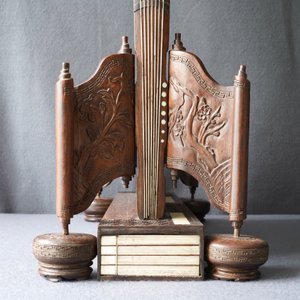 Een fijne Chinese grisaille 'winterlandschap' plaquette in houten tafelscherm, Republiek, 20e eeuw — foto 15