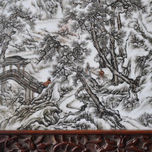 Een fijne Chinese grisaille 'winterlandschap' plaquette in houten tafelscherm, Republiek, 20e eeuw — foto 16
