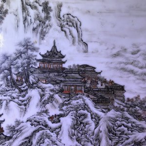 Een fijne Chinese grisaille 'winterlandschap' plaquette in houten tafelscherm, Republiek, 20e eeuw — foto 9
