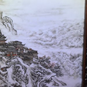 Een fijne Chinese grisaille 'winterlandschap' plaquette in houten tafelscherm, Republiek, 20e eeuw — foto 10