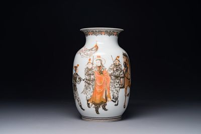 Een fijne Chinese ijzerrode, grisaille en vergulde lantaarnvormige 'mulan 木蘭' vaas, gesigneerd Zhou Xiangpu 周湘浦, 20e eeuw