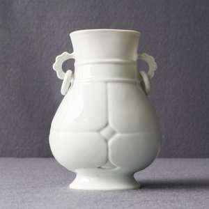 Een fijne Chinese semi-eierschaal blanc de Chine hu vaas, Yongzheng merk en periode — foto 7