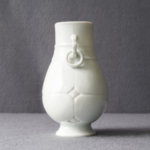 Een fijne Chinese semi-eierschaal blanc de Chine hu vaas, Yongzheng merk en periode — foto 8