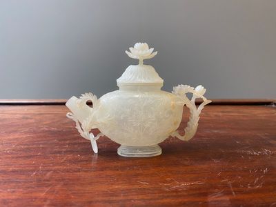 Een fijne Chinese theepot in witte jade met floraal decor in Mogoolse stijl, 18/19e eeuw — foto 1