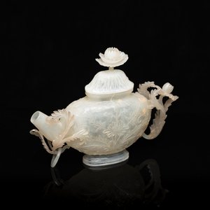 Een fijne Chinese theepot in witte jade met floraal decor in Mogoolse stijl, 18/19e eeuw — foto 1