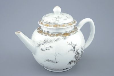 Een fijne Chinese theepot met deksel met grisaille en verguld landschapsdecor, Yongzheng/Qianlong