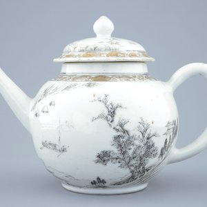 Een fijne Chinese theepot met deksel met grisaille en verguld landschapsdecor, Yongzheng/Qianlong — foto 2