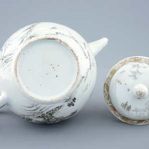 Een fijne Chinese theepot met deksel met grisaille en verguld landschapsdecor, Yongzheng/Qianlong — foto 3