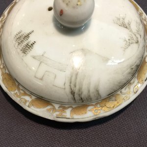 Een fijne Chinese theepot met deksel met grisaille en verguld landschapsdecor, Yongzheng/Qianlong — foto 5