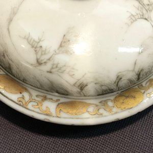 Een fijne Chinese theepot met deksel met grisaille en verguld landschapsdecor, Yongzheng/Qianlong — foto 6