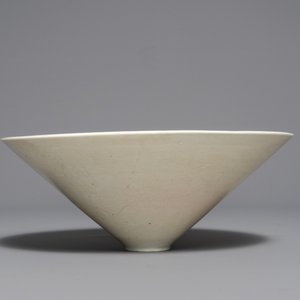 Een fijne conische Chinese qingbai kom met floraal decor, Song — foto 5