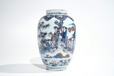 Een fijne Delftse chinoiserie vaas in blauwwit en mangaan, 17e eeuw