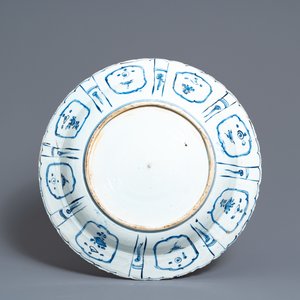 Een fijne grote Chinese blauw-witte kraakporseleinen schotel met vogels en bloemen, Wanli — foto 2