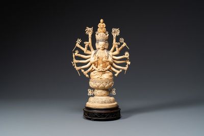 Een fijne grote Chinese ivoren figuur van Avalokitesvara, 19e eeuw