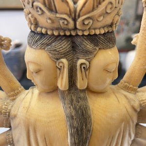 Een fijne grote Chinese ivoren figuur van Avalokitesvara, 19e eeuw — foto 17