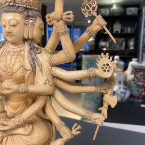 Een fijne grote Chinese ivoren figuur van Avalokitesvara, 19e eeuw — foto 25