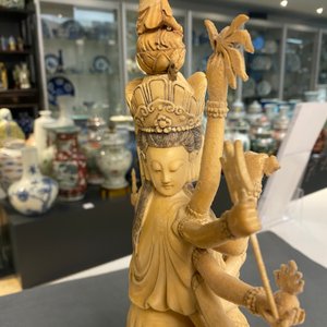 Een fijne grote Chinese ivoren figuur van Avalokitesvara, 19e eeuw — foto 28