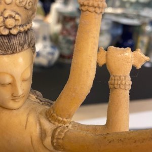 Een fijne grote Chinese ivoren figuur van Avalokitesvara, 19e eeuw — foto 35