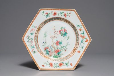 Een fijne hexagonale Chinese famille rose schotel met pioenrozen, Yongzheng