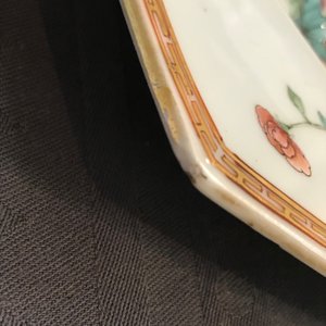 Een fijne hexagonale Chinese famille rose schotel met pioenrozen, Yongzheng — foto 3