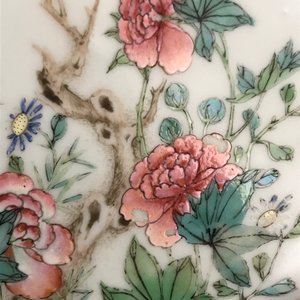Een fijne hexagonale Chinese famille rose schotel met pioenrozen, Yongzheng — foto 9