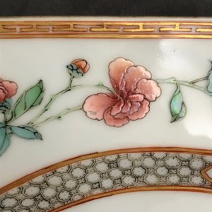 Een fijne hexagonale Chinese famille rose schotel met pioenrozen, Yongzheng — foto 10