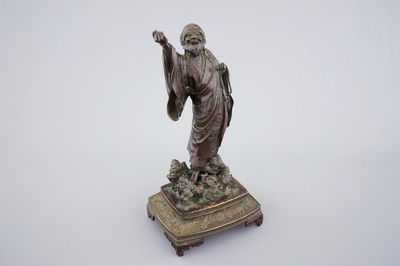 Een fijne Japanse bronzen figuur van een wijze op een basis, Meiji, 19e eeuw