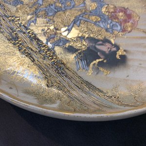 Een fijne Japanse Satsuma schotel met een strijder, Meiji, 19e eeuw — foto 6