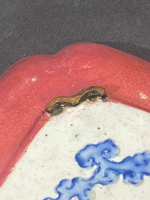 Een fijne rechthoekige Chinese Canton emaillen schaal met robijnrode achterkant en figuratief decor, Yongzheng — foto 11