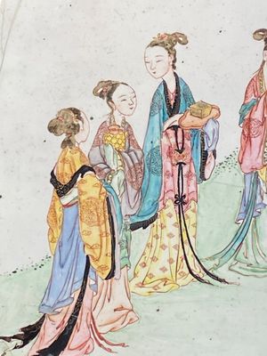 Een fijne rechthoekige Chinese Canton emaillen schaal met robijnrode achterkant en figuratief decor, Yongzheng — foto 3